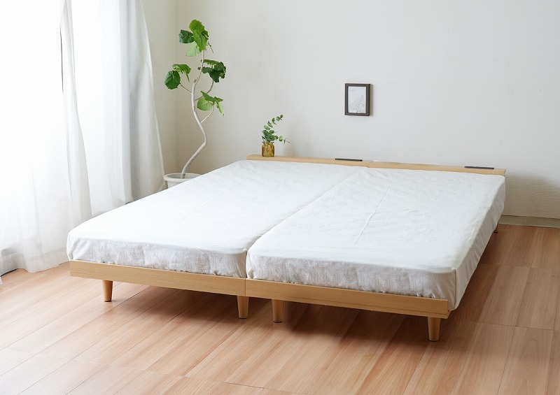 セミスモールシングルサイズのベッド「モアス」を2台並べてクイーンサイズとして使用している例