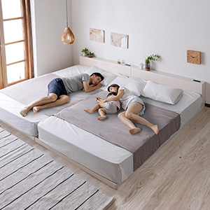 家族で寝ているイメージ