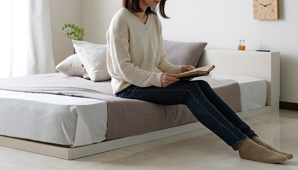 ベッドに座る女性